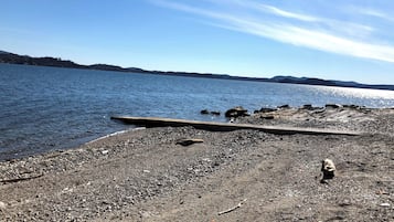 Rannalla, aurinkotuoleja