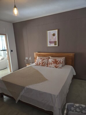 2 bedrooms, iron/ironing board, WiFi