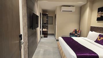 Executive Double Room | In-room safe, iron/ironing board