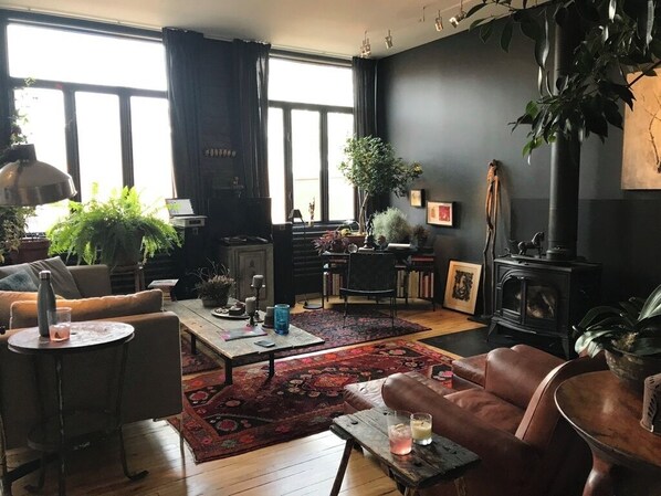 Smart TV, fireplace