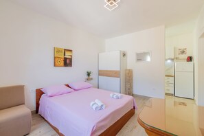 1 chambre, fer et planche à repasser, Wi-Fi gratuit, draps fournis
