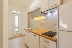 Fridge, stovetop, cookware/dishes/utensils, paper towels