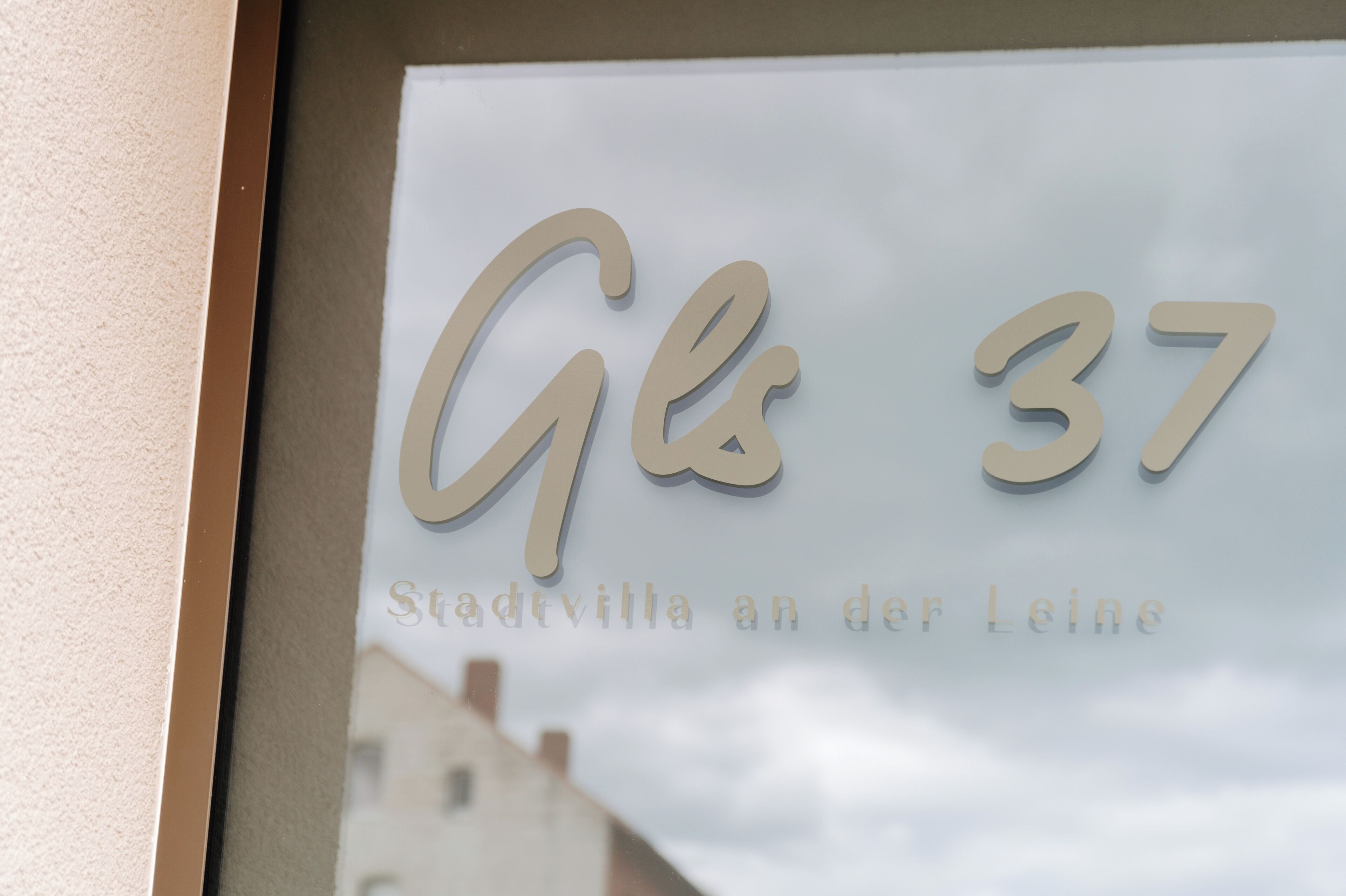 A framed sign with the text "G&37" and "Stadtvilla an der Leine" indicating a hotel or lodging establishment.