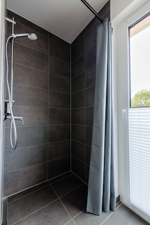 Dusche, Haartrockner, Handtücher, Seife