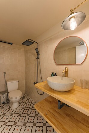 Dusche, Haartrockner, Handtücher, Seife