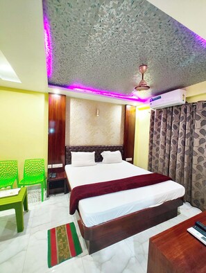 Habitación Deluxe doble | Caja fuerte, sistema de insonorización, wifi gratis y ropa de cama