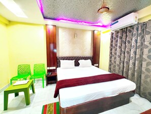 In-room safe, soundproofing, free WiFi, bed sheets