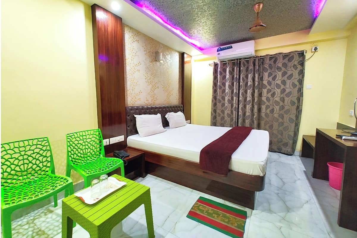 Deluxe Double Room, Air conditioning | 1 bedroom, in-room safe, soundproofing, free WiFi