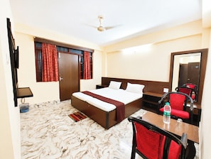 In-room safe, soundproofing, free WiFi, bed sheets - HOTEL ARYA PALACE (Puri)