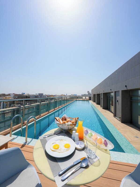Una piscina al aire libre