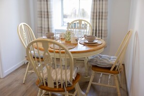 Dining - 4 Guests - Pet Friendly - Fireplace - Parking (Llanybydder)