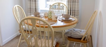 4 Guests - Pet Friendly - Fireplace - Parking