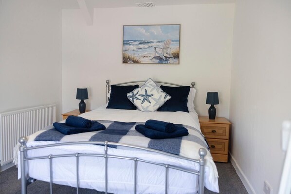 2 bedrooms, free WiFi, bed sheets - 4 Guests - Pet Friendly - Fireplace - Parking (Llanybydder)