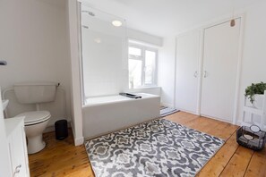 Cottage | Phòng tắm | Buồng tắm vòi sen, khăn tắm 