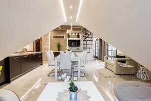 Apartment, 2 Bedrooms, Mountain View | Living area