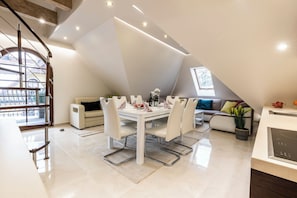 Apartment, 2 Schlafzimmer, Bergblick | Wohnbereich | Flachbildfernseher