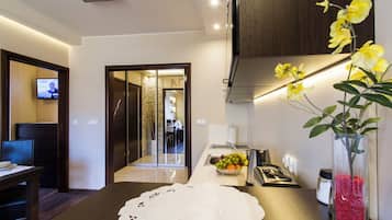 Apartemen, 1 kamar tidur | Dapur kecil pribadi | Lemari es kecil, microwave, mesin pembuat kopi/teh, dan ketel listrik