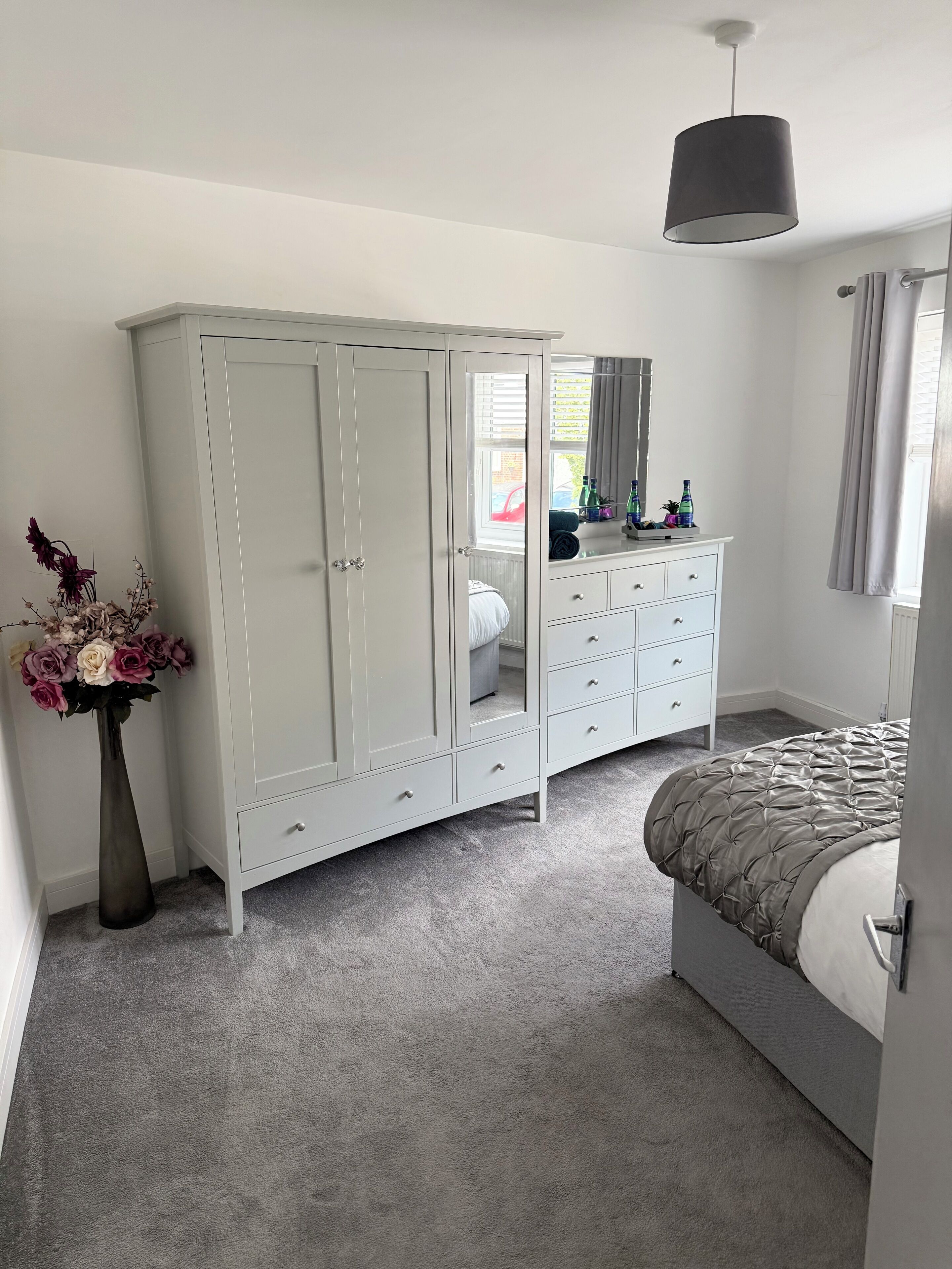 3 bedrooms, desk, WiFi, bed sheets