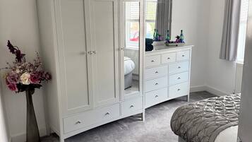 3 bedrooms, desk, WiFi, bed sheets