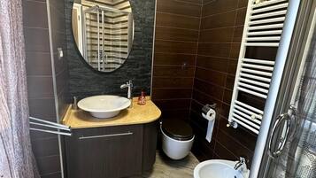 Douche, bidet, serviettes fournies, savon