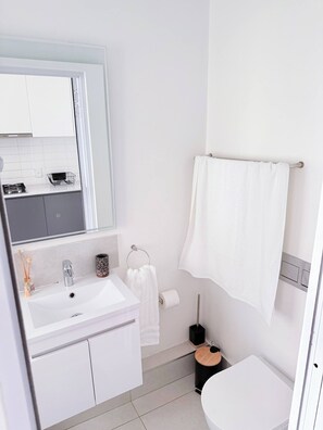 Studio, 1 Bedroom, Accessible | Bathroom