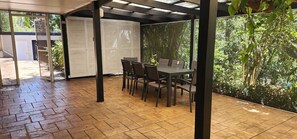 Dining - Secluded Comfort Surrounded by Nature – Just Minutes from the City (Fig Tree Pocket)