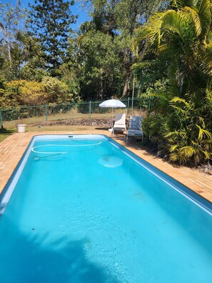 Outdoor pool - Secluded Comfort Surrounded by Nature – Just Minutes from the City (Fig Tree Pocket)