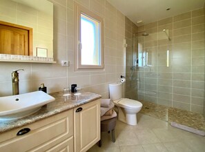 Superior Double or Twin Room, Non Smoking, City View | Bathroom - Rêveries en Périgord (Sarlat-la-Canéda)