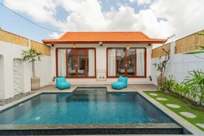 Luxury Villa, 2 Bedrooms, Private Pool | Desk, laptop workspace, iron/ironing board, free WiFi - Casa Lova - Luxury 2 BR Villa with Pool (Munggu)