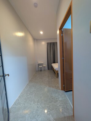 Habitación individual básica, 1 cama Queen size | Escritorio, espacio para trabajar con laptop y wifi gratis 