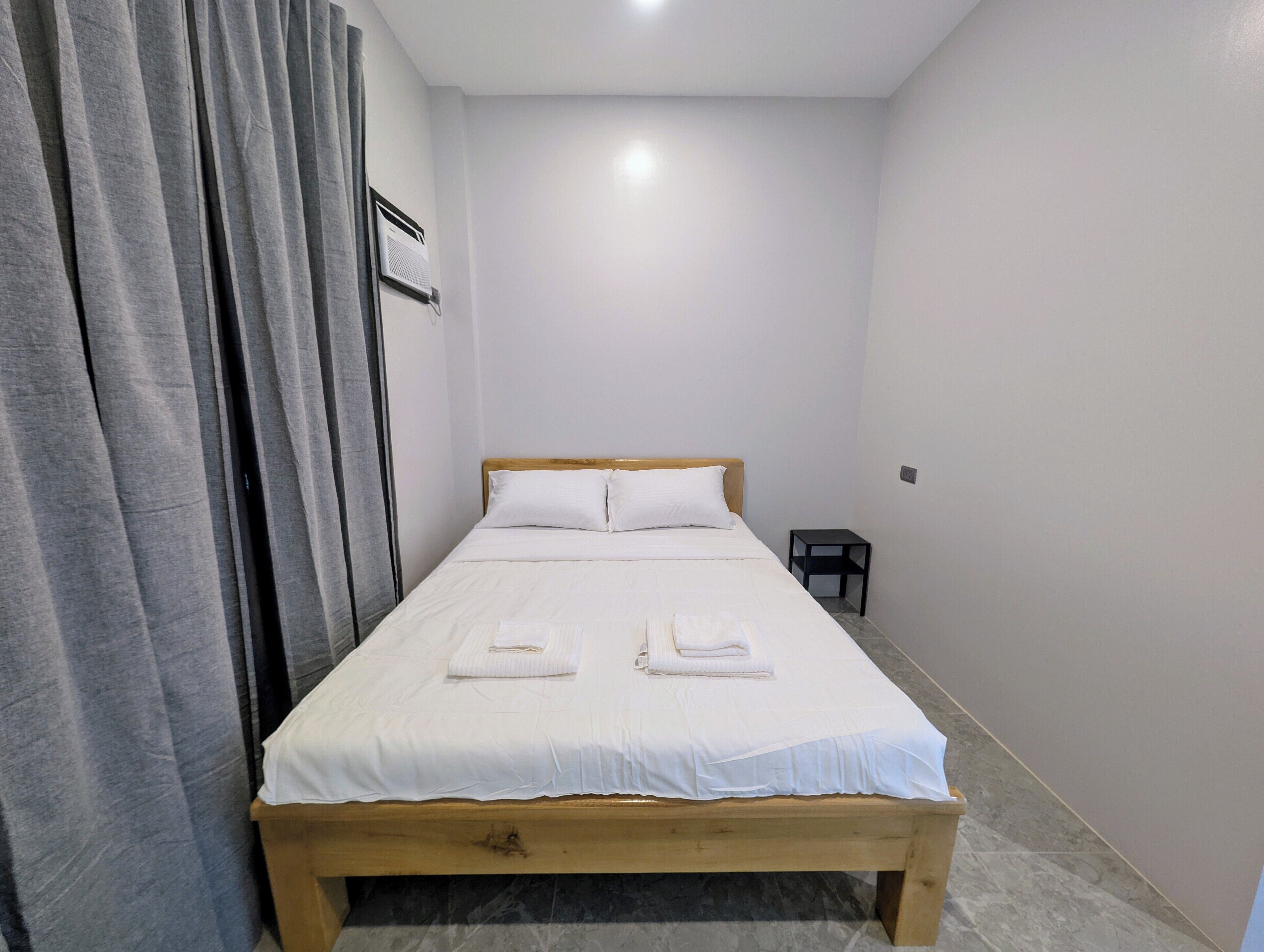 Basic Single Room, 1 Queen Bed | Desk, laptop workspace, free WiFi