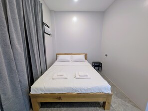 Basic-Einzelzimmer, 1 Queen-Bett | Schreibtisch, laptopgeeigneter Arbeitsplatz, kostenloses WLAN