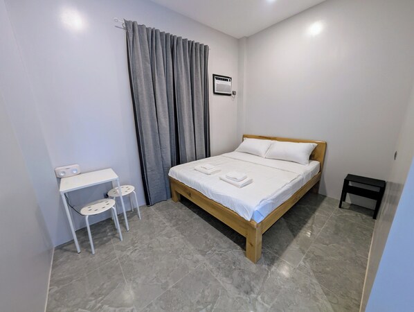 Chambre simple de base | Bureau, espace de travail pour ordinateurs portables