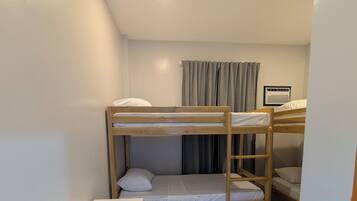 Quarto básico, 4 quartos | Escrivaninha, espaço de trabalho para notebook, Wi-Fi de cortesia