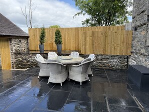 تناول الطعام بالخارج