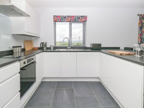 Astianpesukone, keittoastiat/astiat/ruokailuvälineet