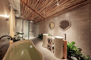 尊贵双人房, 1 张特大床, 花园景观 | 浴室 | 独立的浴缸和淋浴、深泡浴缸、免费洗浴用品、吹风机