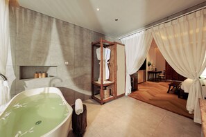 Baignoire et douche séparées, baignoire relaxante profonde