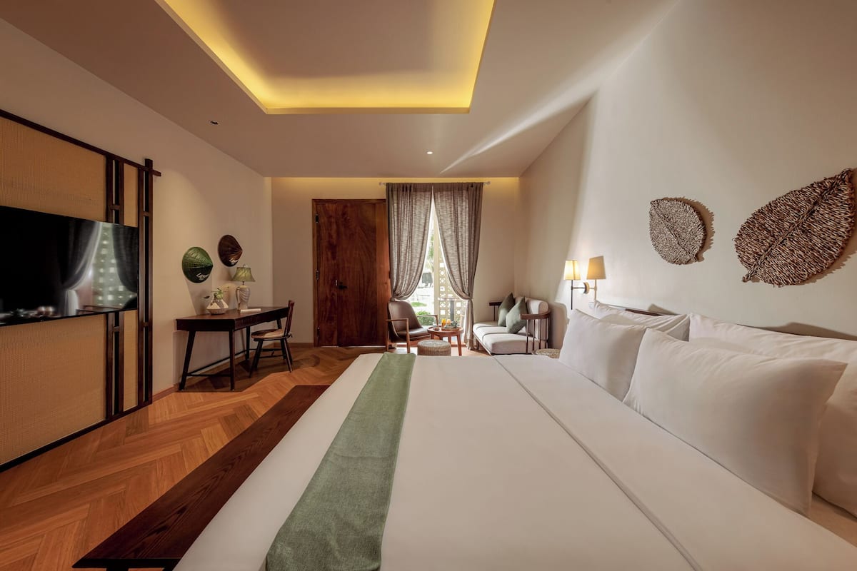 Deluxe Double Room, Bathtub | Minibar, desk, laptop workspace, soundproofing