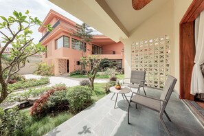 Vila família, várias camas, vista para o jardim | Terraço/pátio