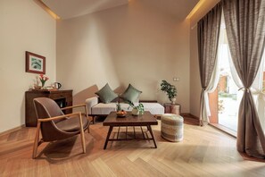 Vila família, várias camas, vista para o jardim | Área de estar | TV de tela plana 20 polegadas com canais via satélite