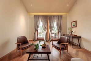 Quarto casal premier | Área de estar | TV de tela plana 20 polegadas com canais via satélite