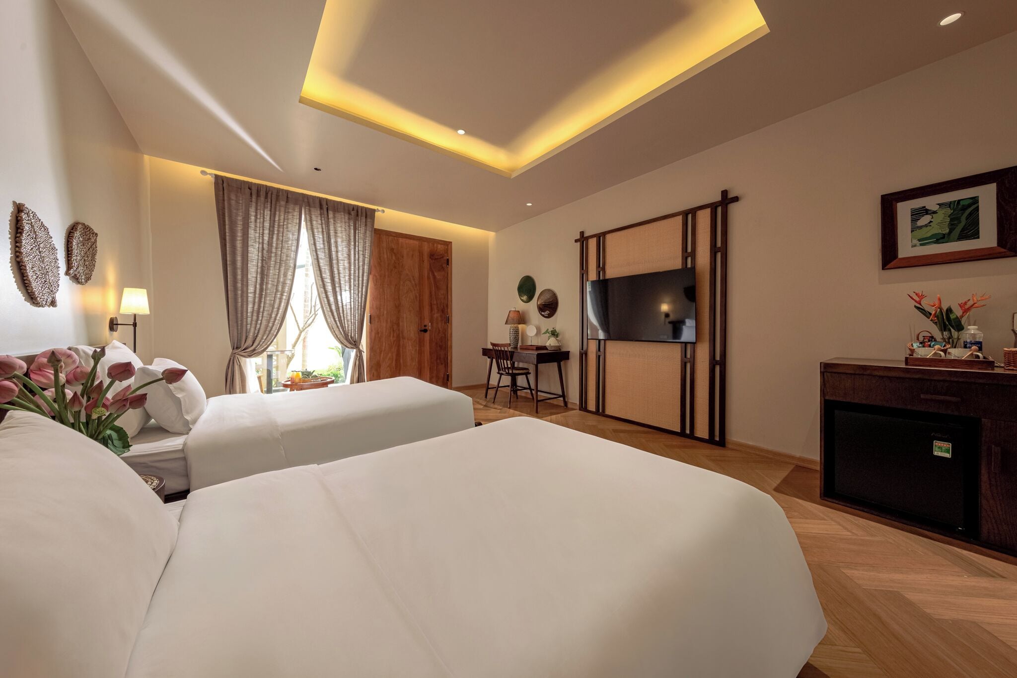 Minibar, bureau, espace de travail pour ordinateur portable