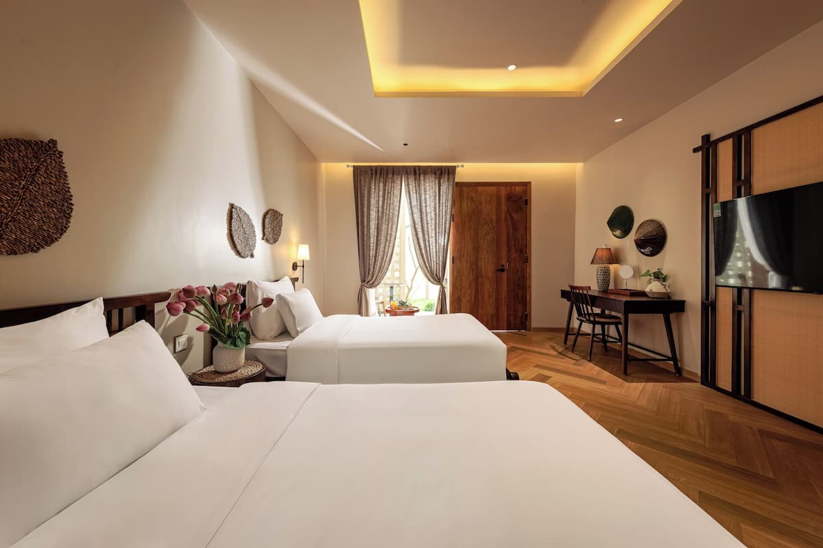 미니바, 책상, 노트북 작업 공간, 방음 설비