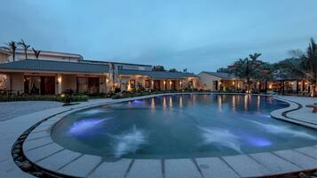 Una piscina al aire libre