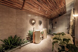 尊贵双人房, 1 张特大床, 花园景观 | 浴室 | 独立的浴缸和淋浴、深泡浴缸、免费洗浴用品、吹风机