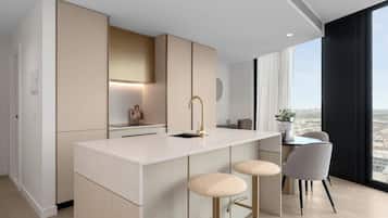 Apartment, 1 Queen Bed, Non Smoking | In-room dining