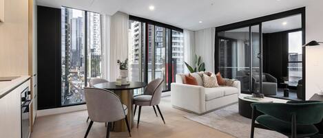 Apartment, 1 Queen-Bett, Nichtraucher | Wohnbereich | 36-Zoll-Smart-TV mit Satellitenempfang