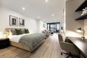 Studio, 1 Queen Bed, Non Smoking | Desk, laptop workspace, free WiFi, bed sheets