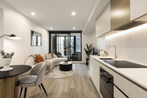 Studio, 1 Queen Bed, Non Smoking | In-room dining - Urban Rest City Road (Southbank)